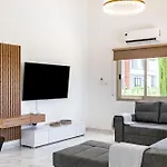 Villa Kathi By Ezoria Paphos